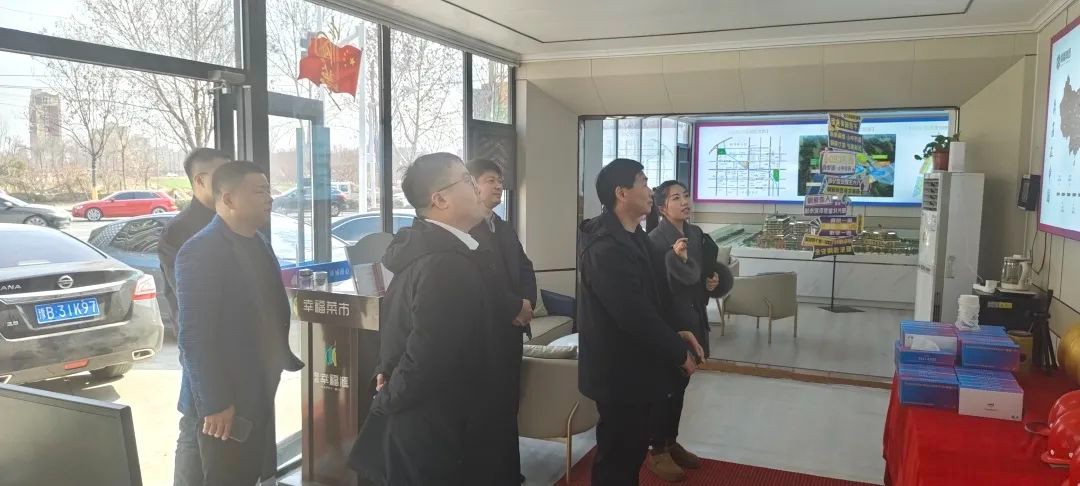 金融活水潤(rùn)實(shí)體  共筑通許新未來——通許縣營商中心和中原銀行通許支行領(lǐng)導(dǎo)一行考察【鼎鑫?幸福滙】項(xiàng)目